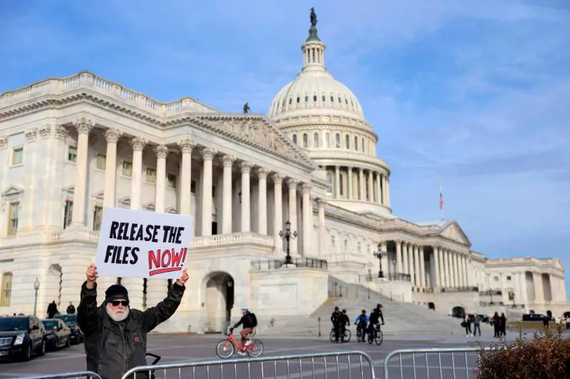 Caso Epstein, sì della Camera Usa alla pubblicazione dei file: cosa succede ora