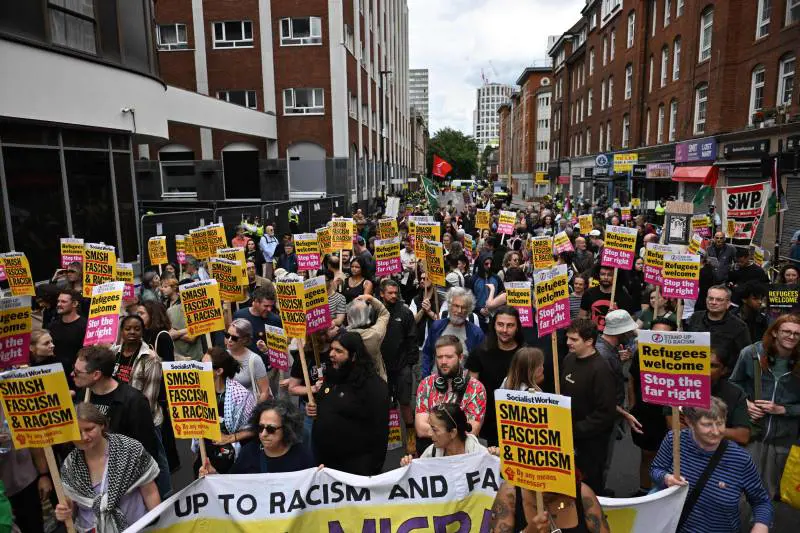 Quella sinistra buonista che predica accoglienza ma non li vuole a casa sua