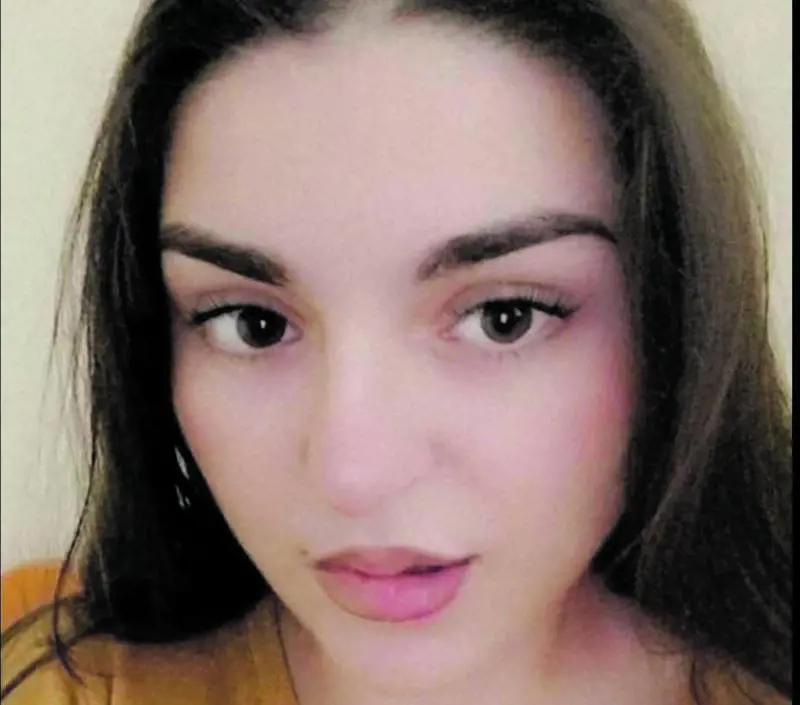 Ammazza la sorella e fa vedere il corpo alla madre in videochiamata