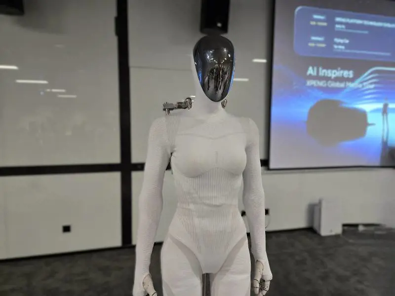 I robot non dipenderanno da Internet, gli umani sì. Ecco XPENG Iron