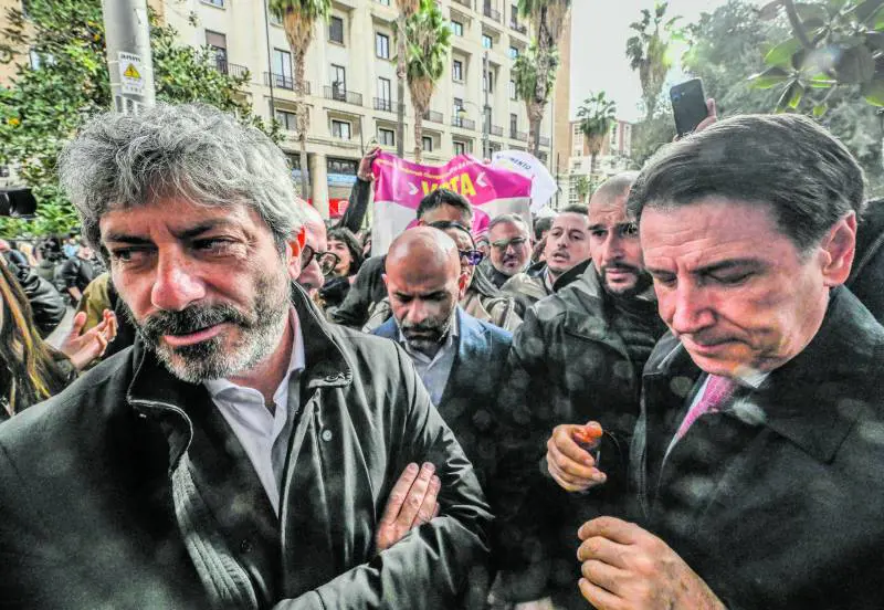 La trovata di Fico e Conte per convincere i campani. "Un sussidio per le cure"