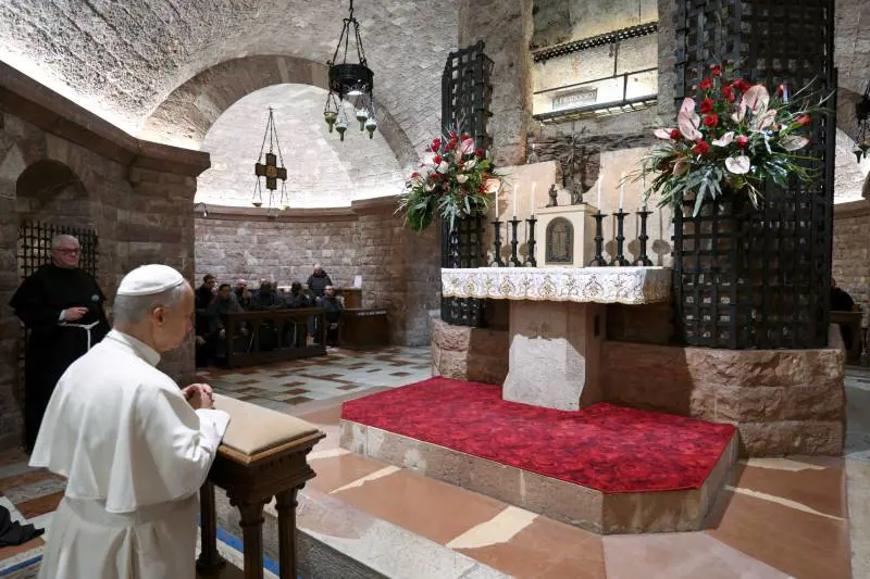 Papa Leone sulla tomba di San Francesco. "Il mondo sta cercando segni di speranza"