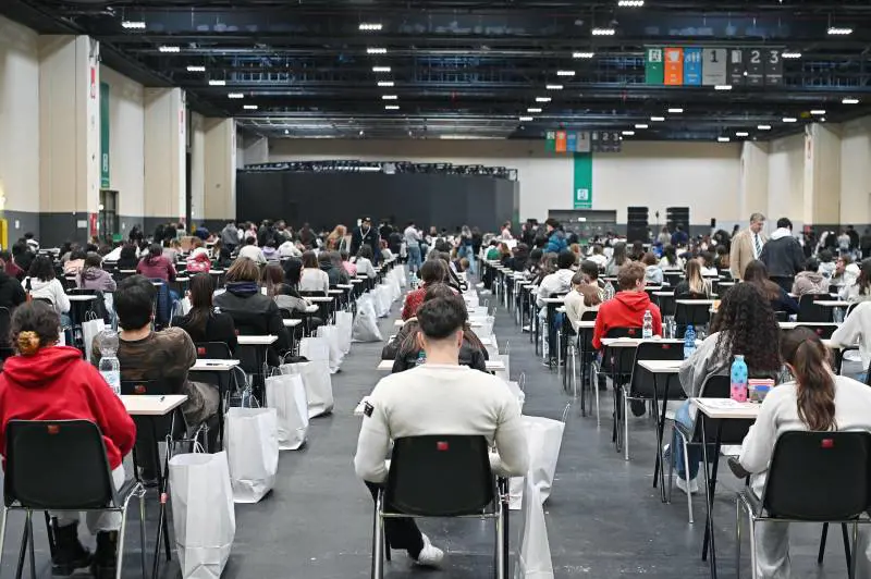 Irregolarità nei test per Medicina: circolate foto sui social, cosa può succedere