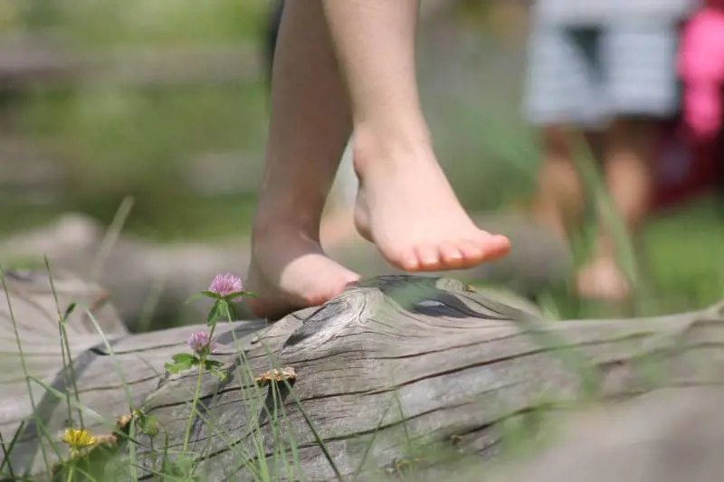 A piedi nudi tra natura e scienza: presentati i dati italiani che misurano gli effetti del barefooting