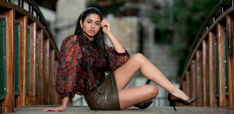 Donna con gonna in pelle e camicia