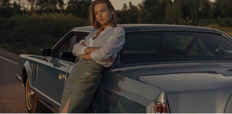 Gonna in pelle e camicia