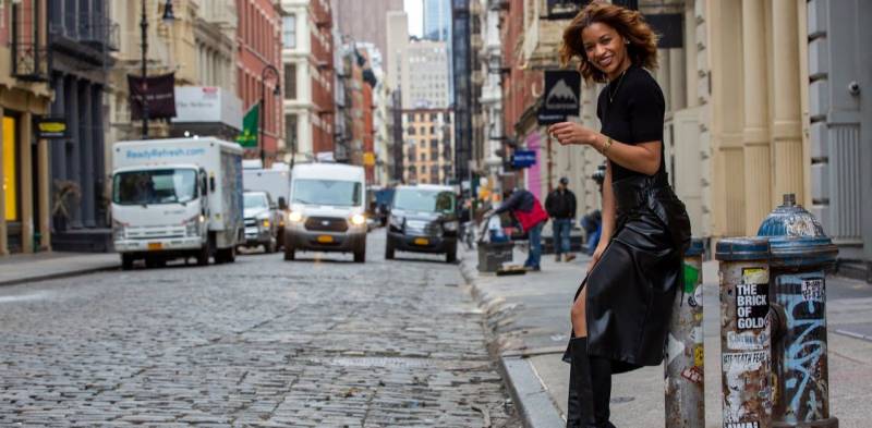 Gonna in pelle lunga e maglietta o dolcevita