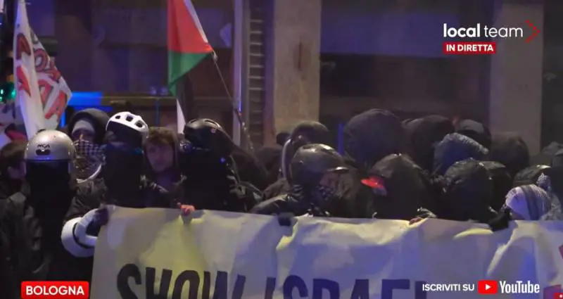 Scontri a Bologna, ProPal all'assalto al palazzetto dove gioca il Maccabi Tel Aviv. Idranti in azione