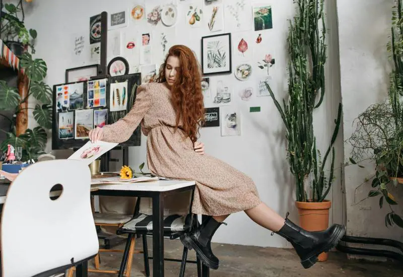 Abito lungo e stivaletto basso: 5 idee da giorno e da sera