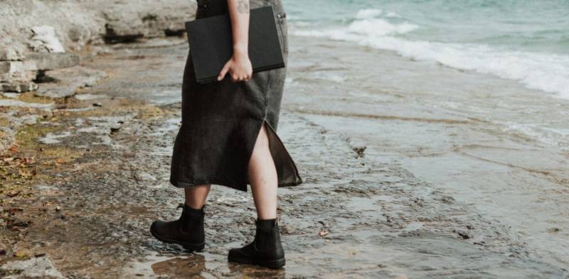 Abito lungo di jeans e stivaletti