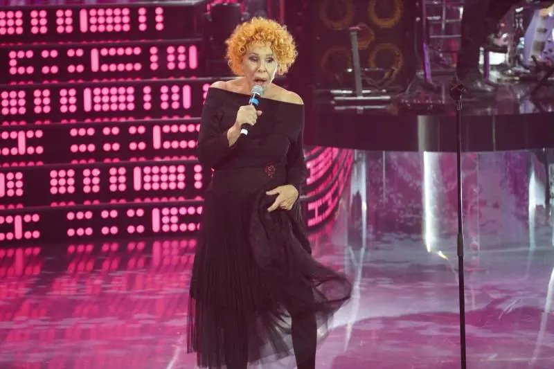 "Come un coltello che trapassa la schiena". Le ultime telefonate di Ornella Vanoni