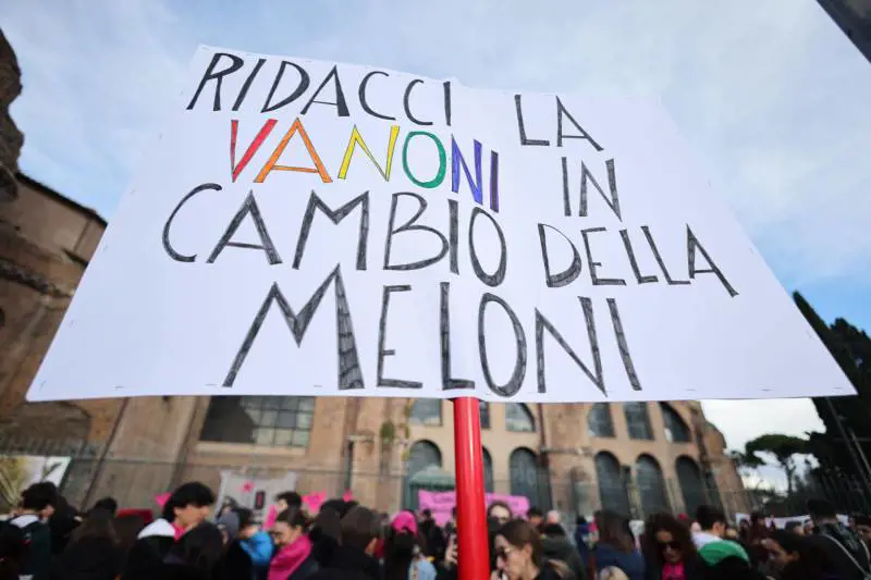 "Ridacci la Vanoni in cambio della Meloni". Lo sfregio trans contro il premier