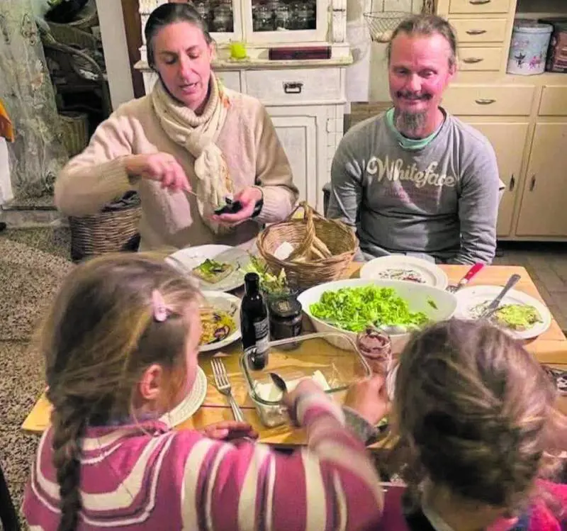 "Una vergogna assoluta. Nei campi rom tengono i bambini nel degrado e portano via i figli a una famiglia green"
