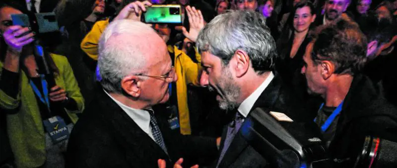 "Fico moscio", "corrotti". Il campo folle in Campania