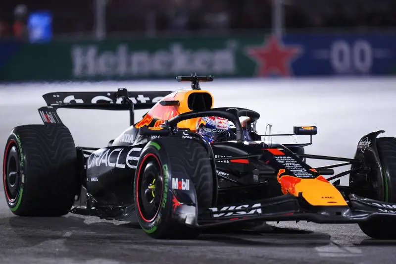 F1, Verstappen trionfa a Las Vegas davanti a Norris. Leclerc 6°, Hamilton 10°