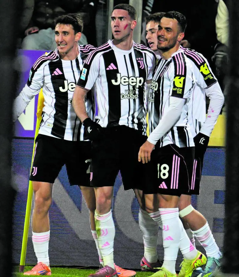  Vlahovic e la serata nera da ex: cori razzisti, fischi, rigore revocato 