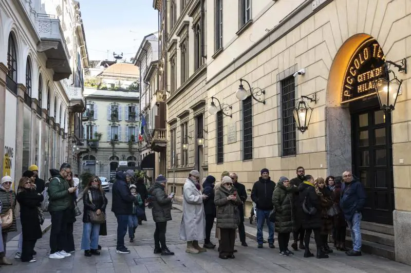 La lunga coda per salutare Ornella Vanoni: le immagini da Milano