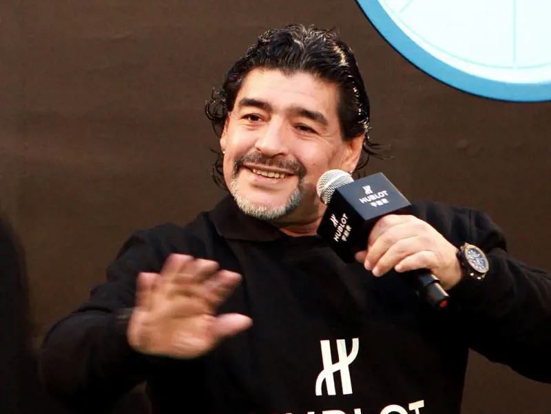 La povertà, il Napoli, il pallone d'Oro, il declino: il mito intramontabile di Diego Armando Maradona