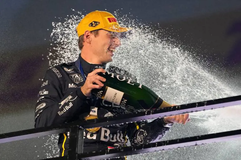 La F1 su una tavola di legno apparecchia il finale show