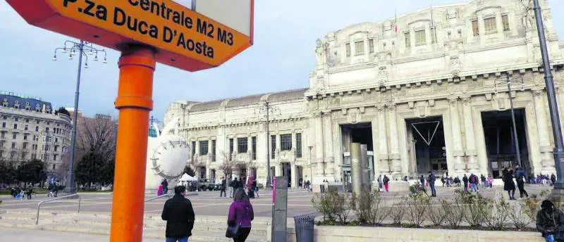 Insegue e massacra il ladro del suo cellulare: gambiano in fin di vita