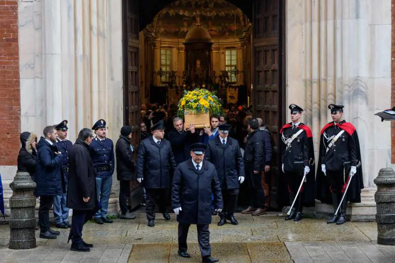 L'addio a Ornella tra lacrime e musica. La tromba e l'omelia: "Le canzoni fiammella nei momenti più bui"