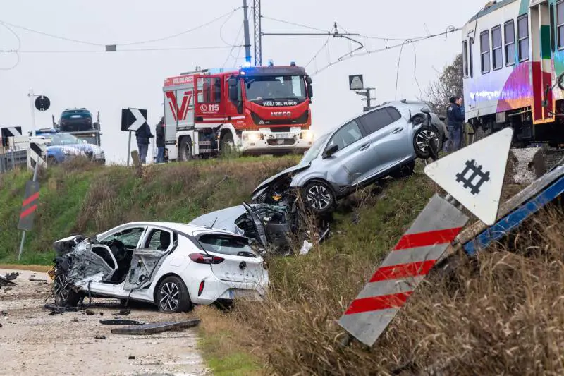 Incidente nel Ferrarese, camion bisarca si scontra con un treno: due feriti