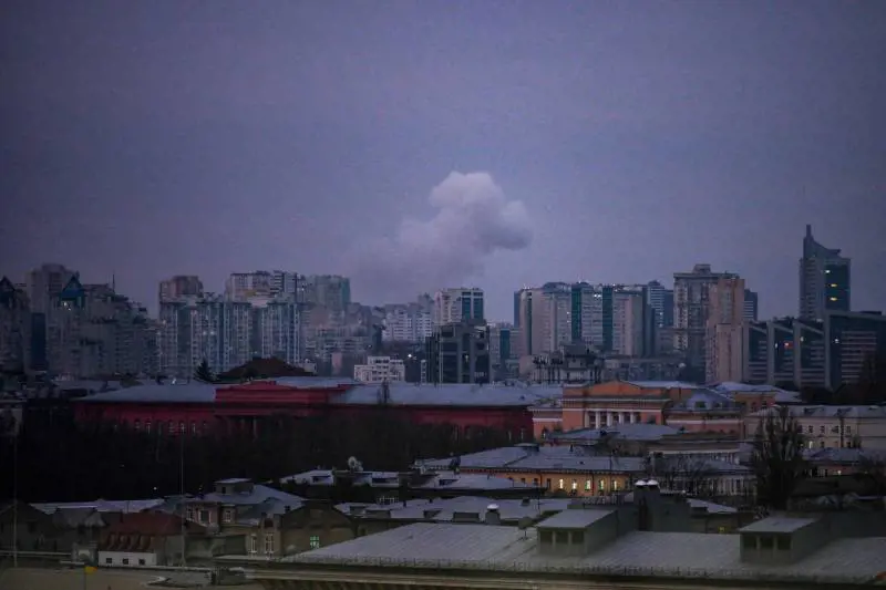 Raid di Mosca su Kiev: 6 morti. Oggi l'incontro Usa-Russia ad Abu Dhabi. Gli 007 ucraini: "Attaccato il porto russo di Novorossijsk"