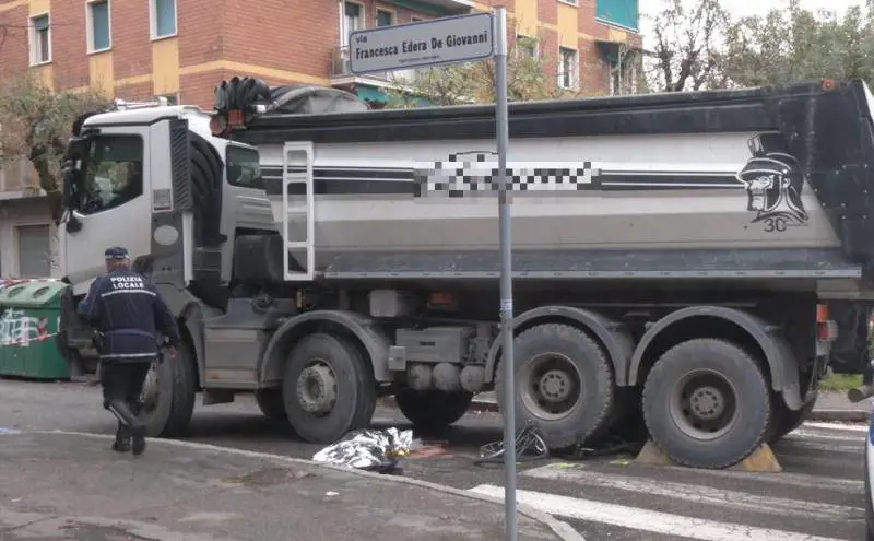 Bologna, ciclista 23enne travolta e uccisa da un camion