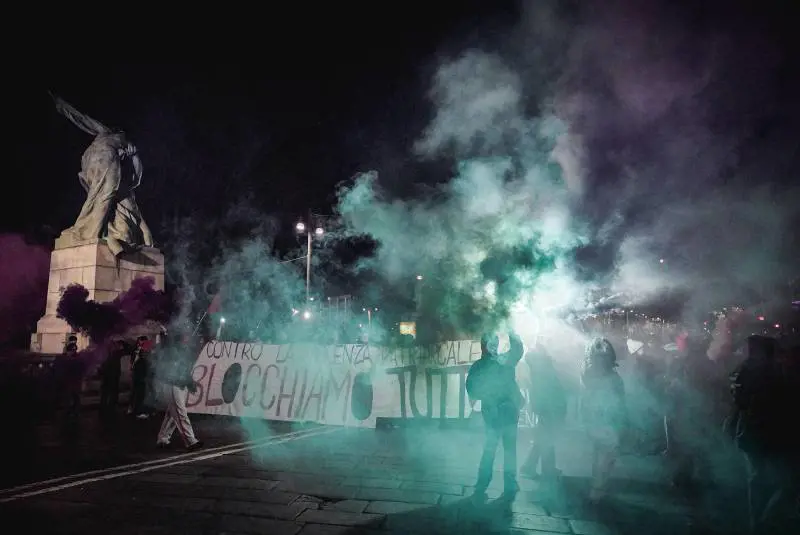 Pro Pal e femministe in piazza: a Torino bloccata la metro, a Milano occupato il Villaggio Olimpico