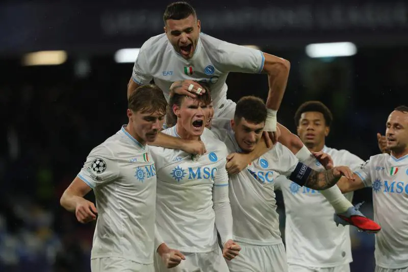 Champions, il Napoli stende il Qarabag al Maradona: McTominay fa volare gli azzurri