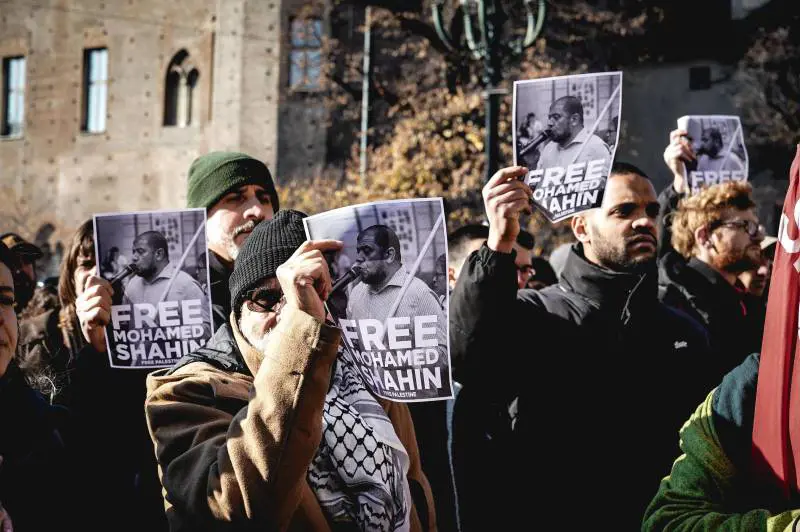 La sinistra tifa per l'imam espulso