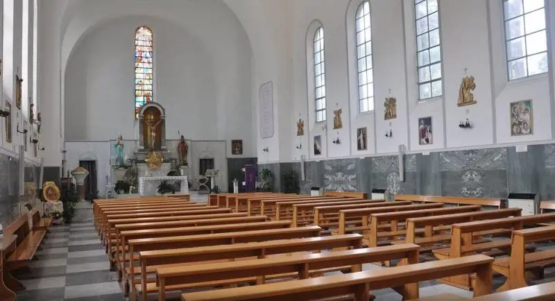 Escrementi dappertutto, anche sull'altare: lo sfregio contro una chiesa di Ostia