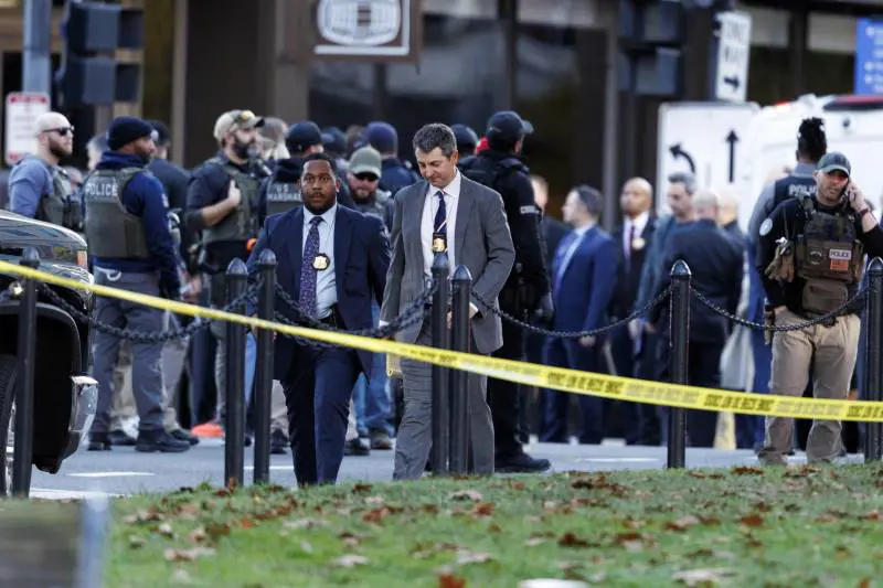 I militari che hanno sparato per primi, la tensione nelle città "militarizzate" da Trump: che cosa potrebbe essere successo