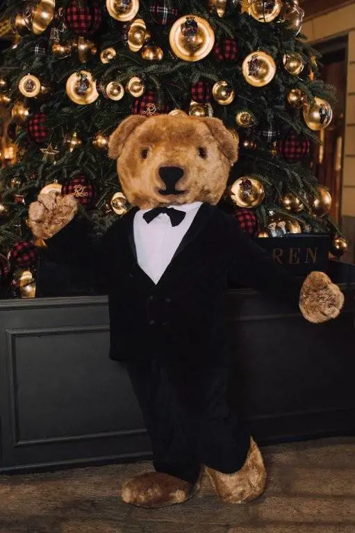 Via della Spiga accende il Natale: luci, solidarietà e sostenibilità nel cuore del Quadrilatero