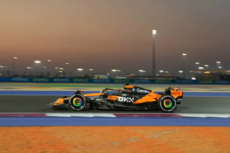 F1, a Piastri la pole della sprint race in Qatar: crisi Verstappen, disastro Ferrari