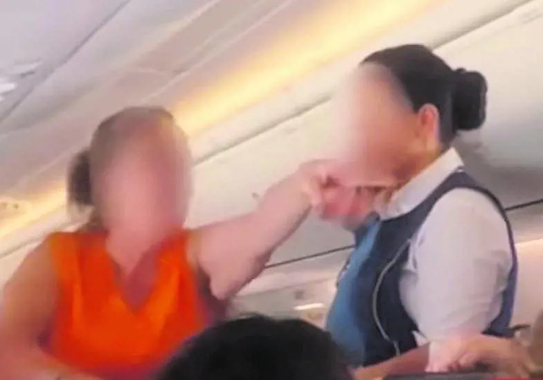  "Daspo aereo" per i passeggeri violenti: non potranno volare fino a quattro anni 