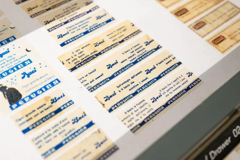  Dai Baci Perugina all'abito di velluto color fondente. Così rivive un mito 