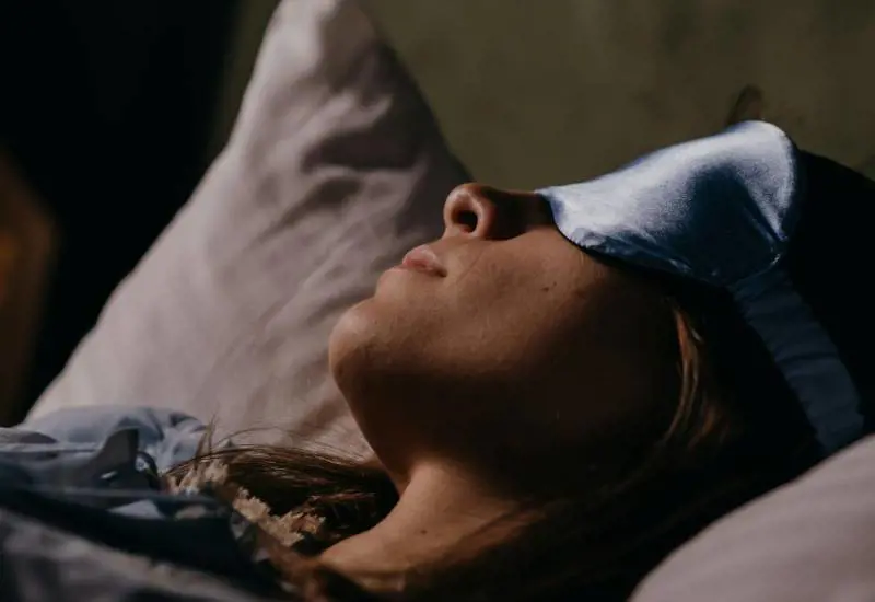 Perché dormire al buio fa bene al cuore: i motivi secondo uno studio