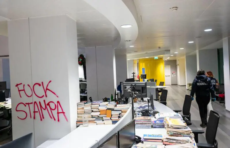 Ecco perché gli antagonisti sono riusciti a entrare a La Stampa: la spiegazione dei poliziotti
