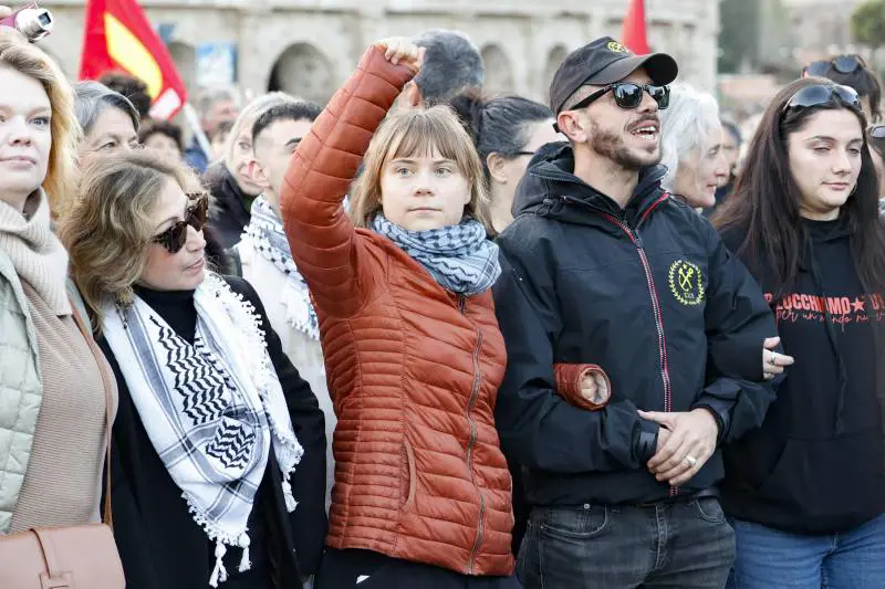 Al corteo pro Pal a Roma bruciata la bandiera americana