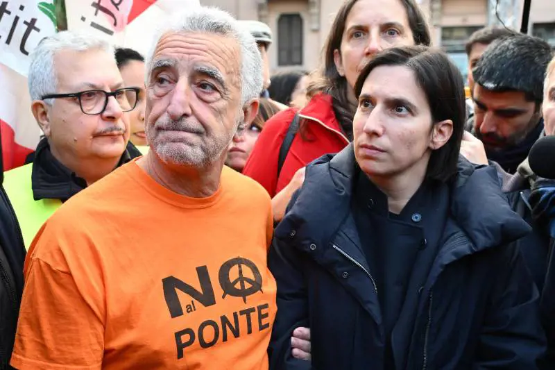 “Vi dovete fermare e vi dovete scusare”. Schlein in piazza coi No Ponte contro il governo