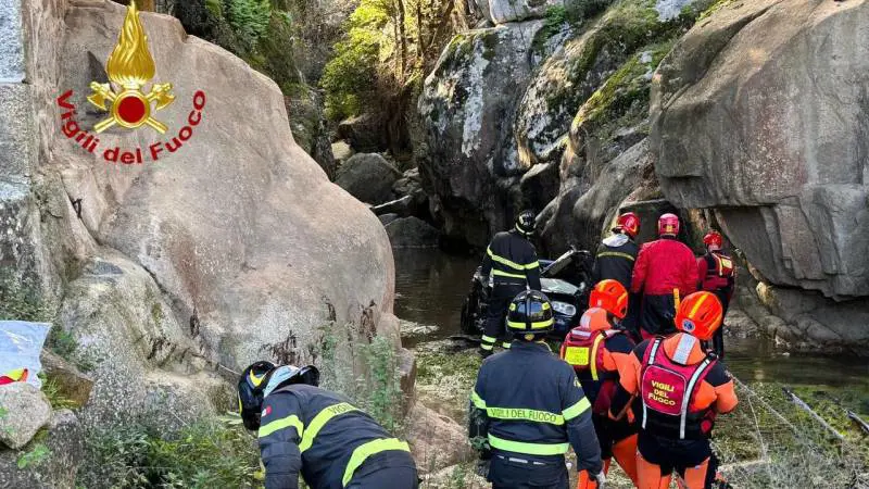Incidente mortale a Villagrande, auto finisce nel burrone: morti tre operai - il Giornale