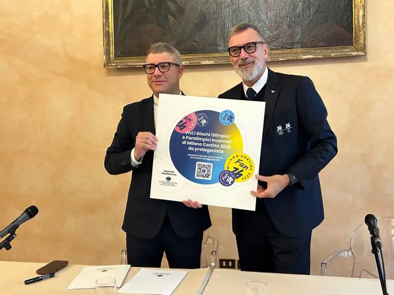 Milano Cortina, i colori dei Giochi sulle vetrine dei negozi