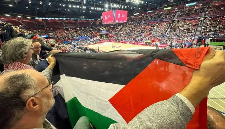 Espone bandiera palestinese al match Olimpia-Tel-Aviv, multato Luca Paladini 