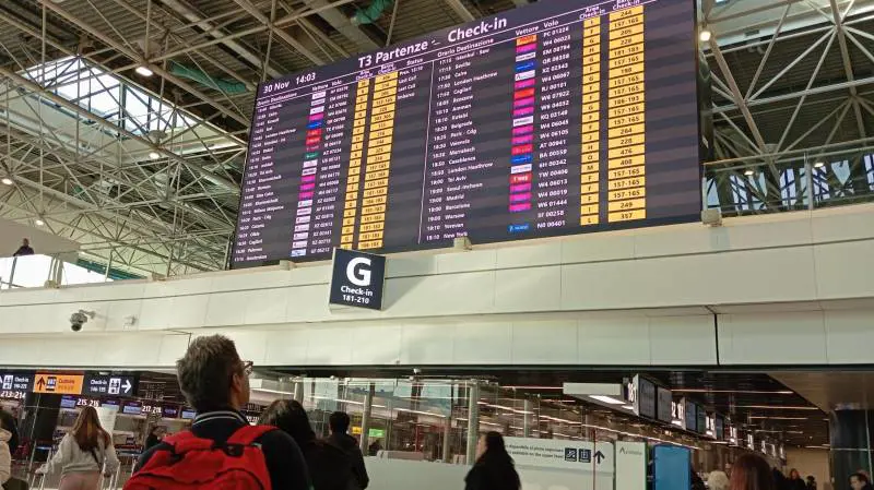 Caro voli a Natale, tariffe su del 900%. Ma c'è un modo di risparmiare: ecco come