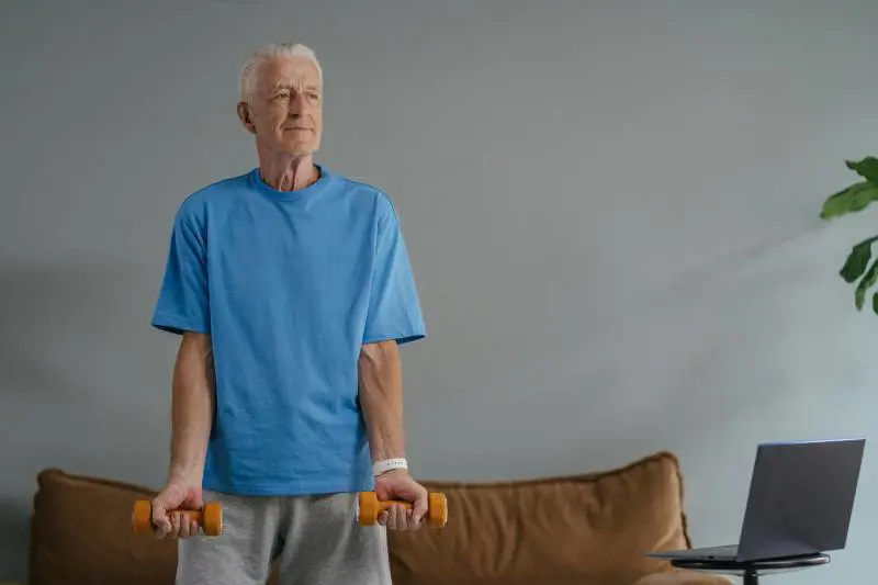 Perdita di forza e massa muscolare dopo i 60 anni, cos'è la sarcopenia e come intervenire