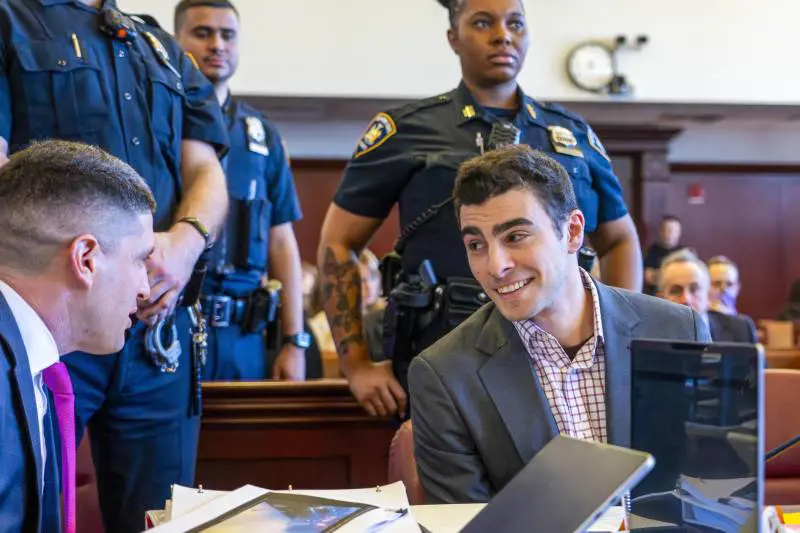 Luigi Mangione star in tribunale. Ny divisa sull'omicidio Brian Thompson