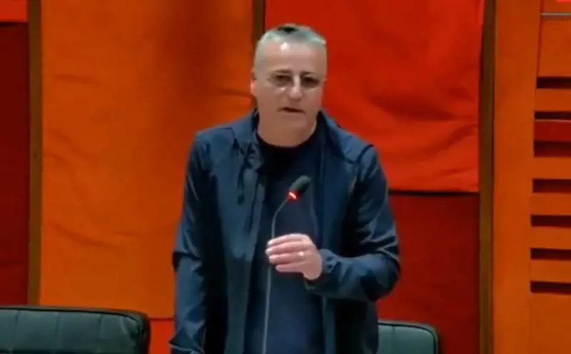 Politico campano non vuol mollare nessuna delle tre poltrone che occupa