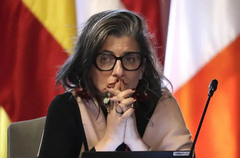 Anche Firenze "scarica" Albanese. Lei fa la vittima: "Risparmiatemi l'esilio perpetuo"