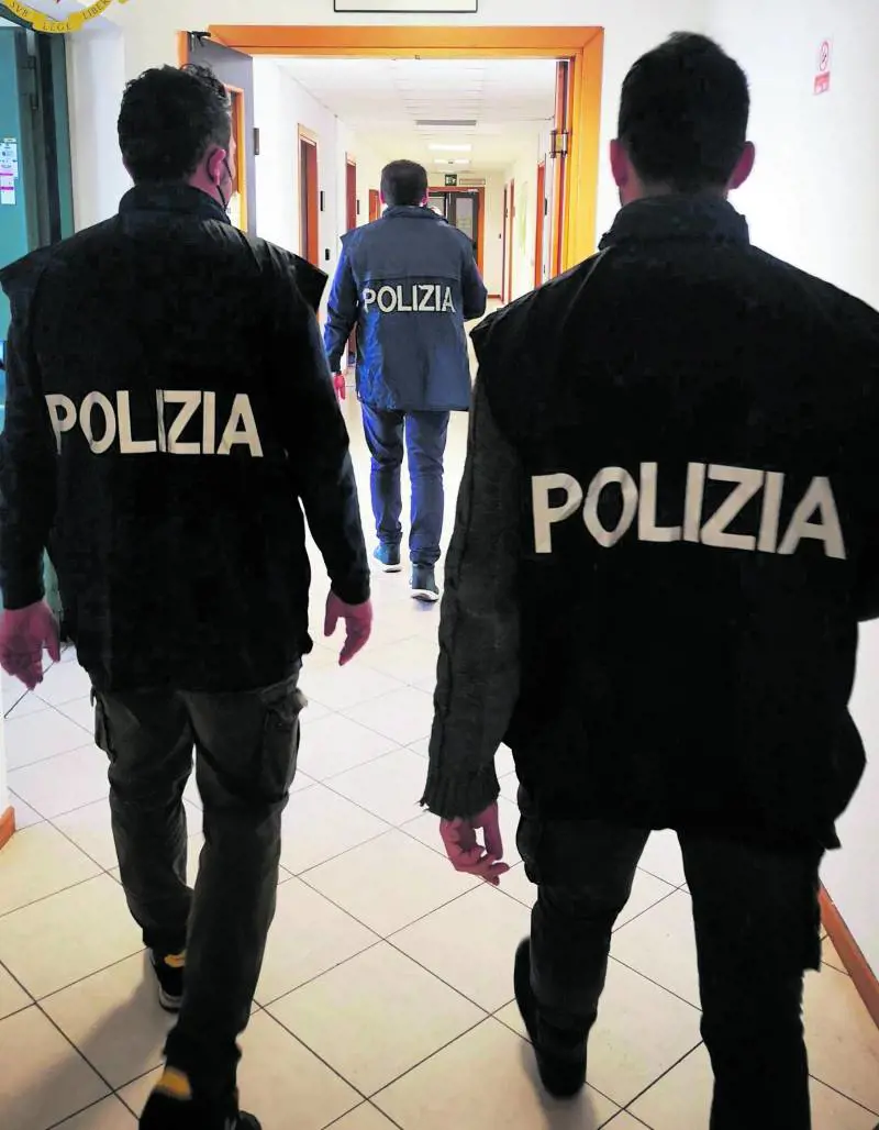 In borsa rossetto e tirapugni. Presa baby gang di ragazzine